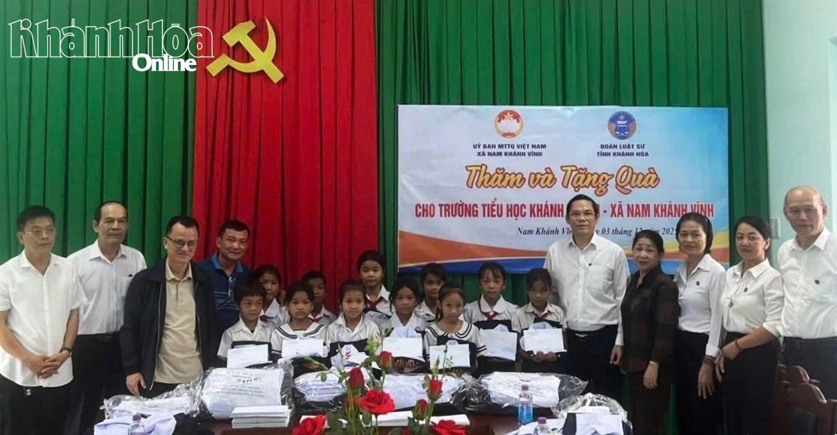 A küldöttség ajándékokat adott át a Khanh Thanh Általános Iskolának.