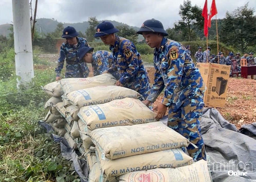 Офицеры и солдаты бригады 957 готовят материалы для строительства дома для господина Тран Ван Сао.