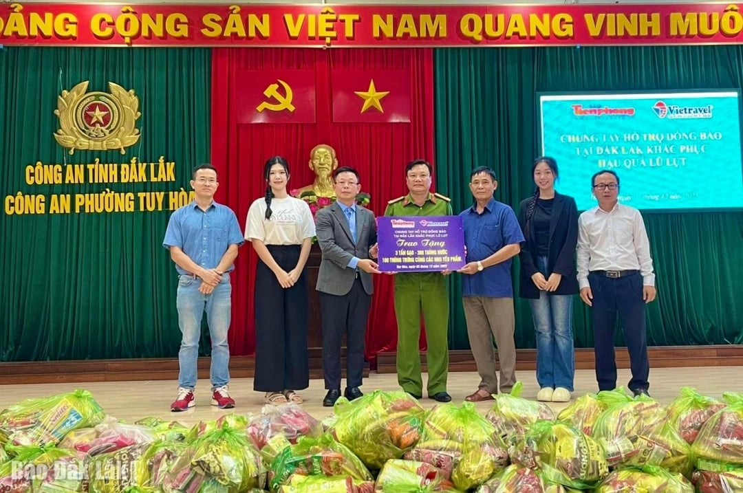 पत्रकार फुंग कांग सुओंग (बाएँ से तीसरे) और विएट्रैवल ग्रुप के प्रतिनिधि ने तुई होआ वार्ड के लोगों को 3 टन चावल और ज़रूरी सामान के साथ एक प्रतीकात्मक समर्थन बोर्ड भेंट किया। फोटो: होआ सिएम