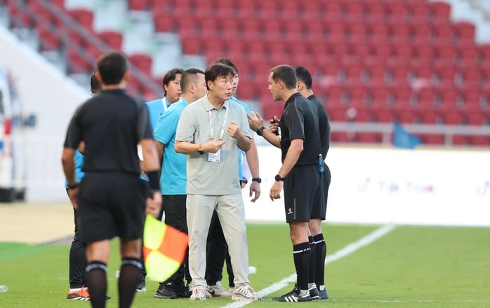 Clip bàn thắng gây tranh cãi của Nguyễn Đình Bắc tại SEA Games 33 - Ảnh 7.