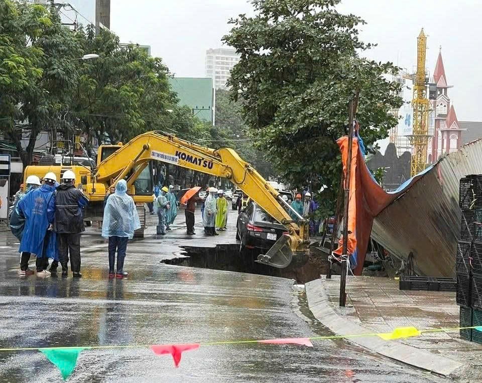 „Gaura morții” are peste 10 metri lungime, ocupând aproape jumătate din strada Nguyen Cong Tru.