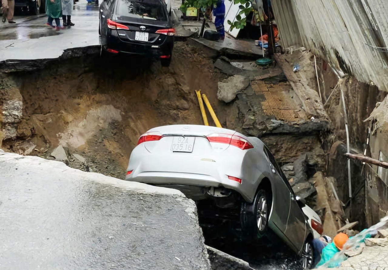 Incidentul a provocat căderea a două mașini în șanț. Cel puțin o persoană a fost rănită și transportată imediat la camera de gardă.