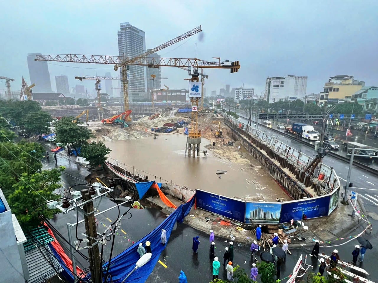 Locația „găurii morții” se află chiar lângă gardul de construcție al proiectului Capital Square Complex.