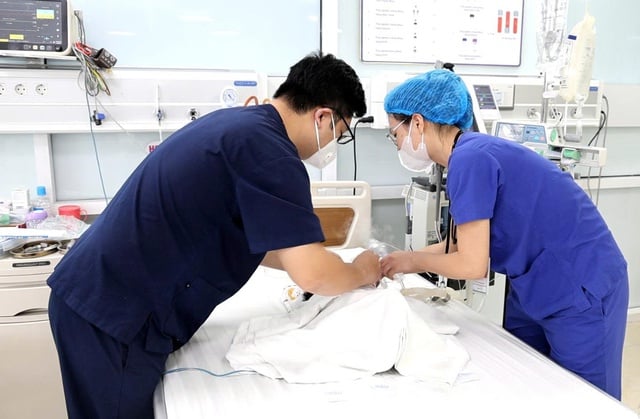 Bé gái 2 tháng tuổi suy hô hấp, viêm phổi nặng do RSV- Ảnh 1.