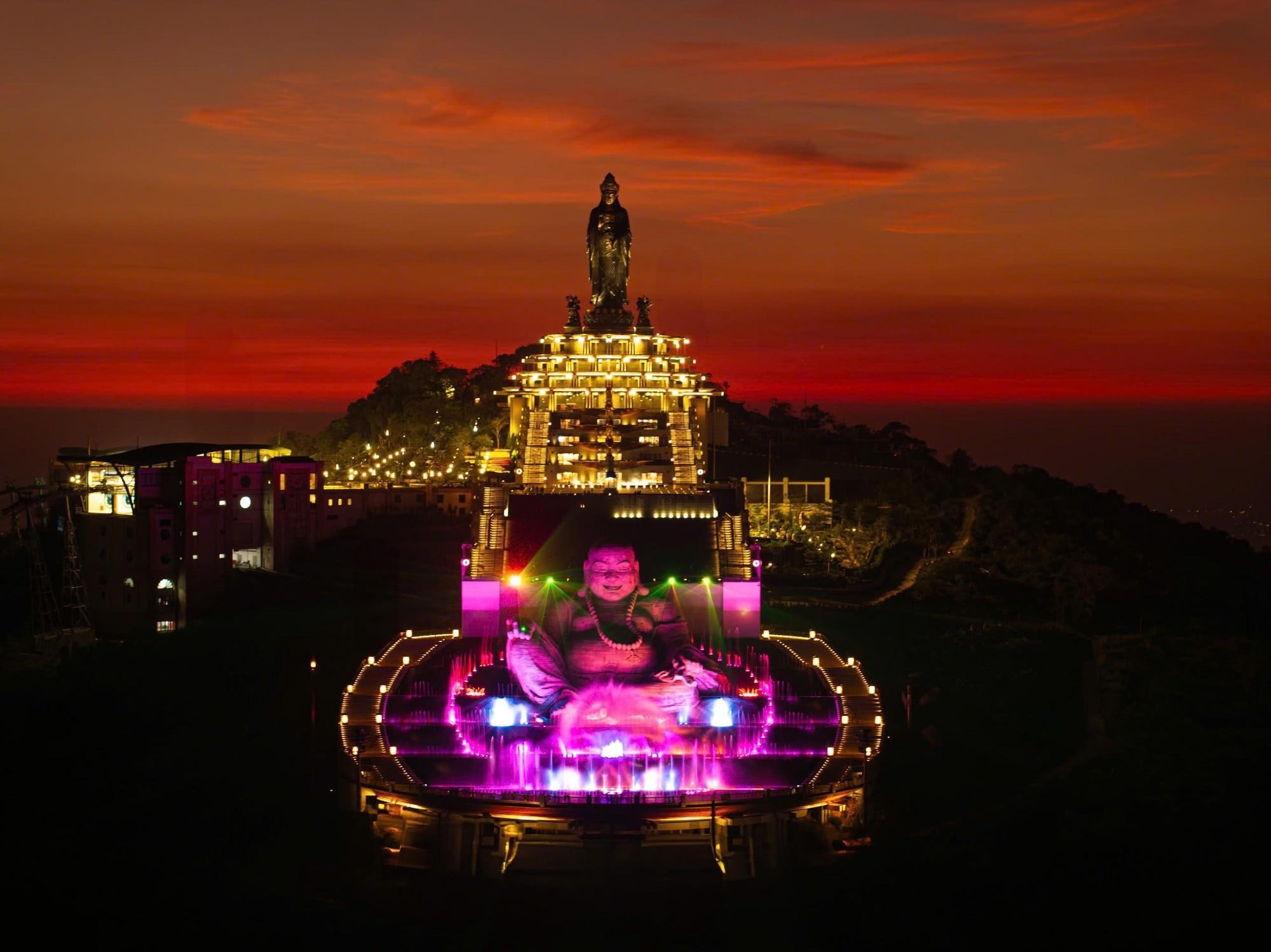 Sốt rần rần khoảnh khắc hoàng hôn đẹp siêu thực tại núi Bà Đen, Tây Ninh - Ảnh 9.