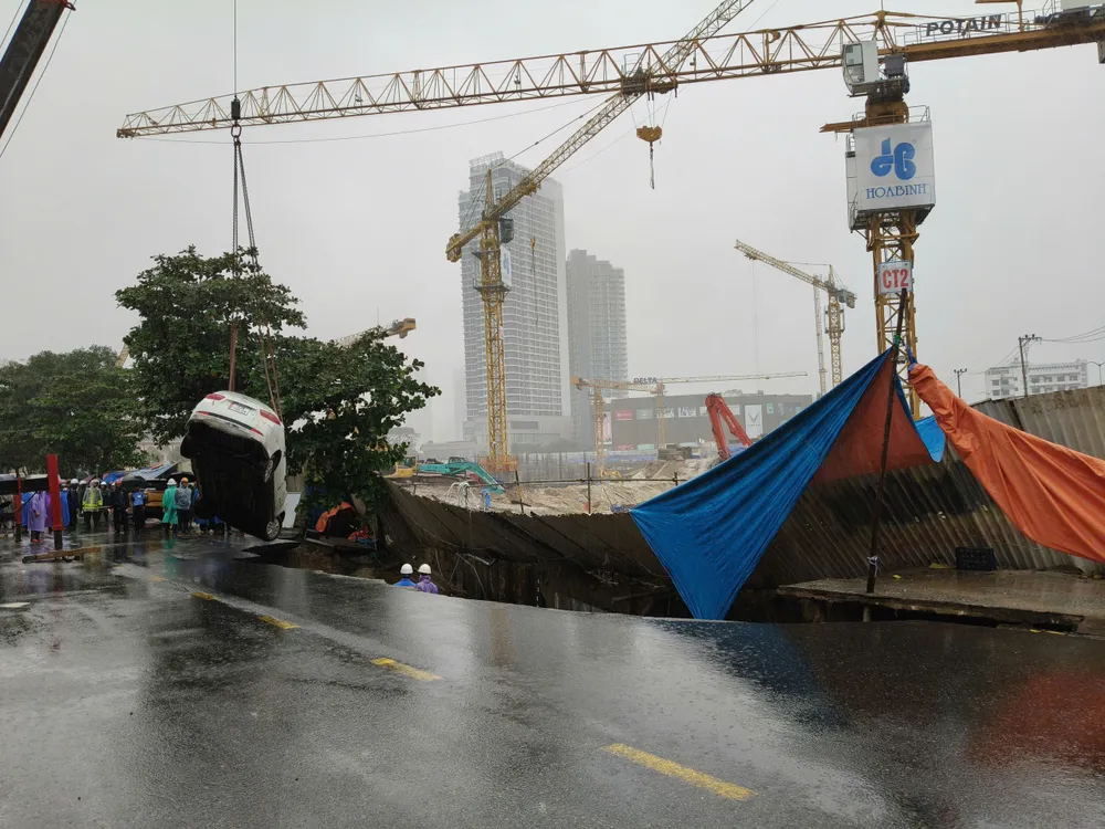 Authorities mobilized a crane to rescue a car that fell into a hole.