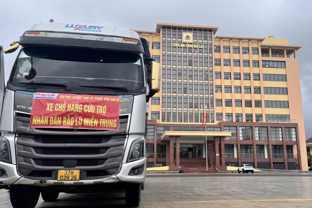 Lastwagen mit Hilfsgütern treffen am Empfangspunkt der Polizei in Gia Lai ein.