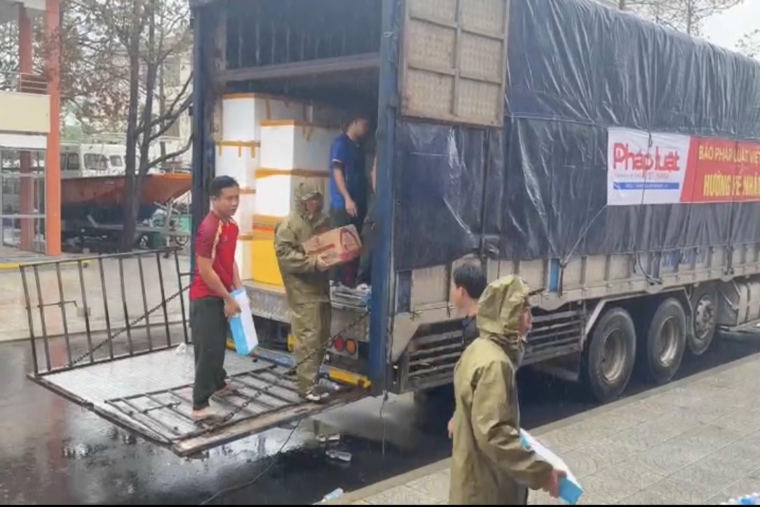 Die Güter, die die Vietnam Law Newspaper an die von Stürmen und Überschwemmungen in Gia Lai betroffenen Menschen verteilte.