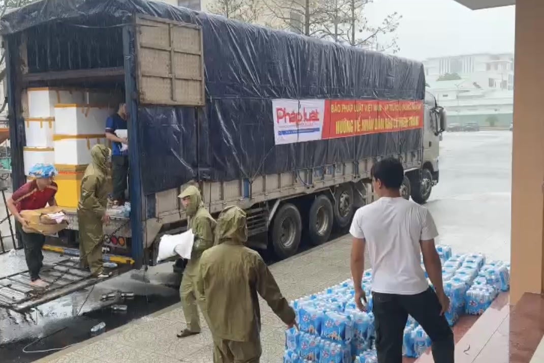 Die Güter, die die Vietnam Law Newspaper an die von Stürmen und Überschwemmungen in Gia Lai betroffenen Menschen verteilte.