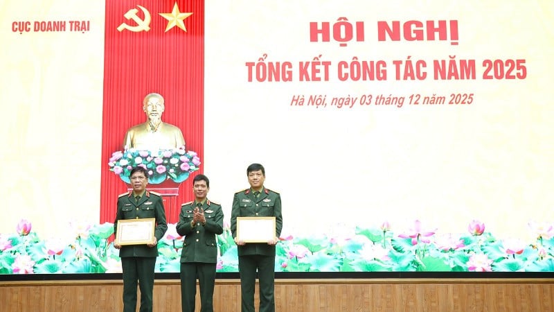 Генерал-майор Ха Нху Лой вручил почетную грамоту от министра национальной обороны Департаменту казарм за выдающиеся достижения в выполнении возложенных на него задач в 2025 году.