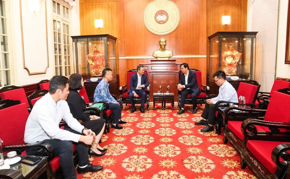 ຄະ​ນະ​ຜູ້​ແທນ​ຄະ​ນະ​ກິ​ລາ​ຫວຽດ​ນາມ ມອບ​ເງິນ​ກວ່າ 116 ລ້ານ​ດົ່ງ​ໃຫ້​ຜູ້​ປະ​ສົບ​ໄພ​ນ້ຳ​ຖ້ວມ - ຮູບ​ທີ 2