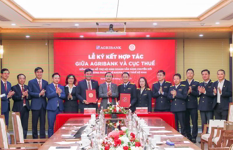 Wakil Agribank dan Jabatan Cukai mengucapkan tahniah atas kejayaan menandatangani perjanjian kerjasama. Foto: Phuong Lien