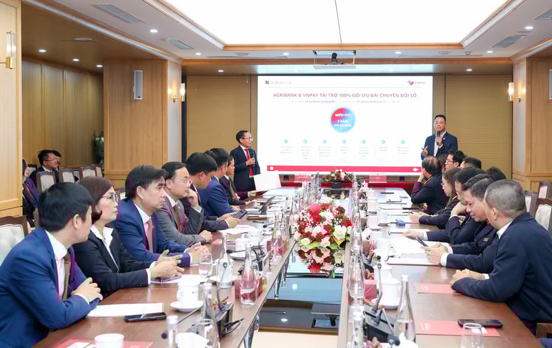 Wakil Agribank dan VNPAY memperkenalkan pakej penyelesaian untuk menyokong isi rumah perniagaan dalam menukar daripada cukai sekaligus kepada cukai yang diisytiharkan. Foto: Phuong Lien