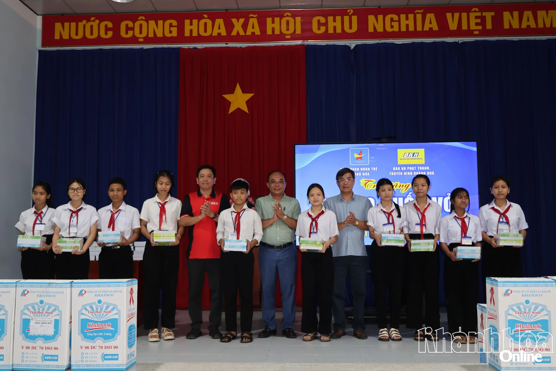 رهبران روزنامه، رادیو و تلویزیون خان هوا و رهبران انجمن کارآفرینان جوان خان هوا به دانشجویان کمون خان وین هدایایی اهدا کردند.