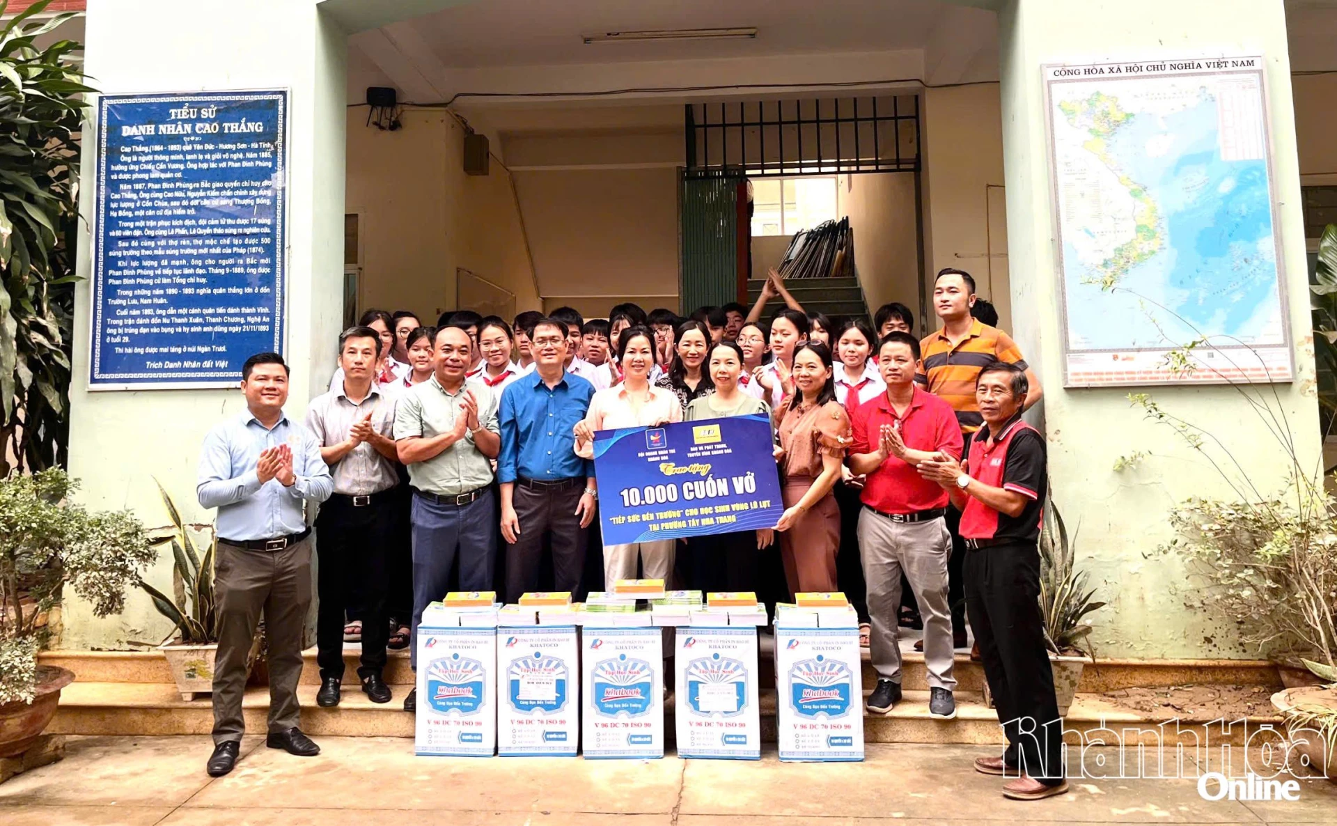 این هیئت دفترهایی را به مدرسه متوسطه کائو تانگ اهدا کرد.