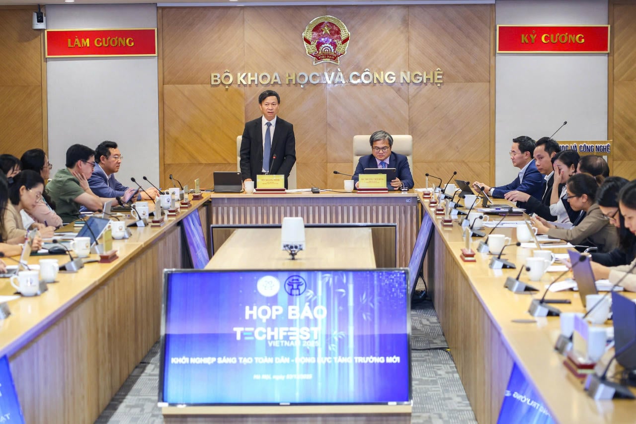 Biträdande minister Hoang Minh informerade vid presskonferensen