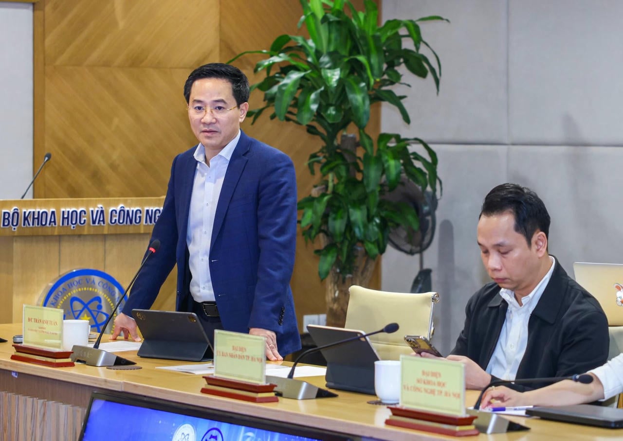 Herr Tran Anh Tuan, chef för Hanois vetenskaps- och teknologidepartement, informerade om evenemangen vid TECHFEST Vietnam 2025.