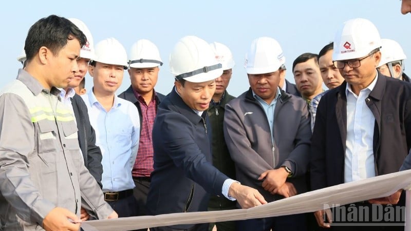 ថ្នាក់​ដឹក​នាំ​ខេត្ត Hung Yen ចុះ​ពិនិត្យ​ការ​អនុវត្ត​ផ្លូវ​នៅ​ក្នុង​ទីវាល។