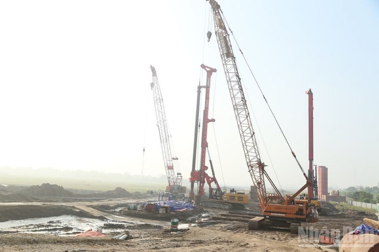 គ្រឿងចក្រ​ត្រូវ​បាន​ប្រមូល​ដើម្បី​សាងសង់​ស្ពាន​ឆ្លង​ទន្លេ​ត្រាលី។