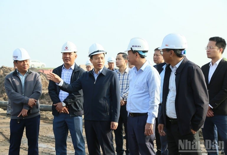 ថ្នាក់​ដឹកនាំ​ខេត្ត Hung Yen បាន​ស្នើ​ឱ្យ​អ្នក​ម៉ៅការ​គោរព​តាម​កាលវិភាគ និង​ធានា​គុណភាព​គម្រោង។