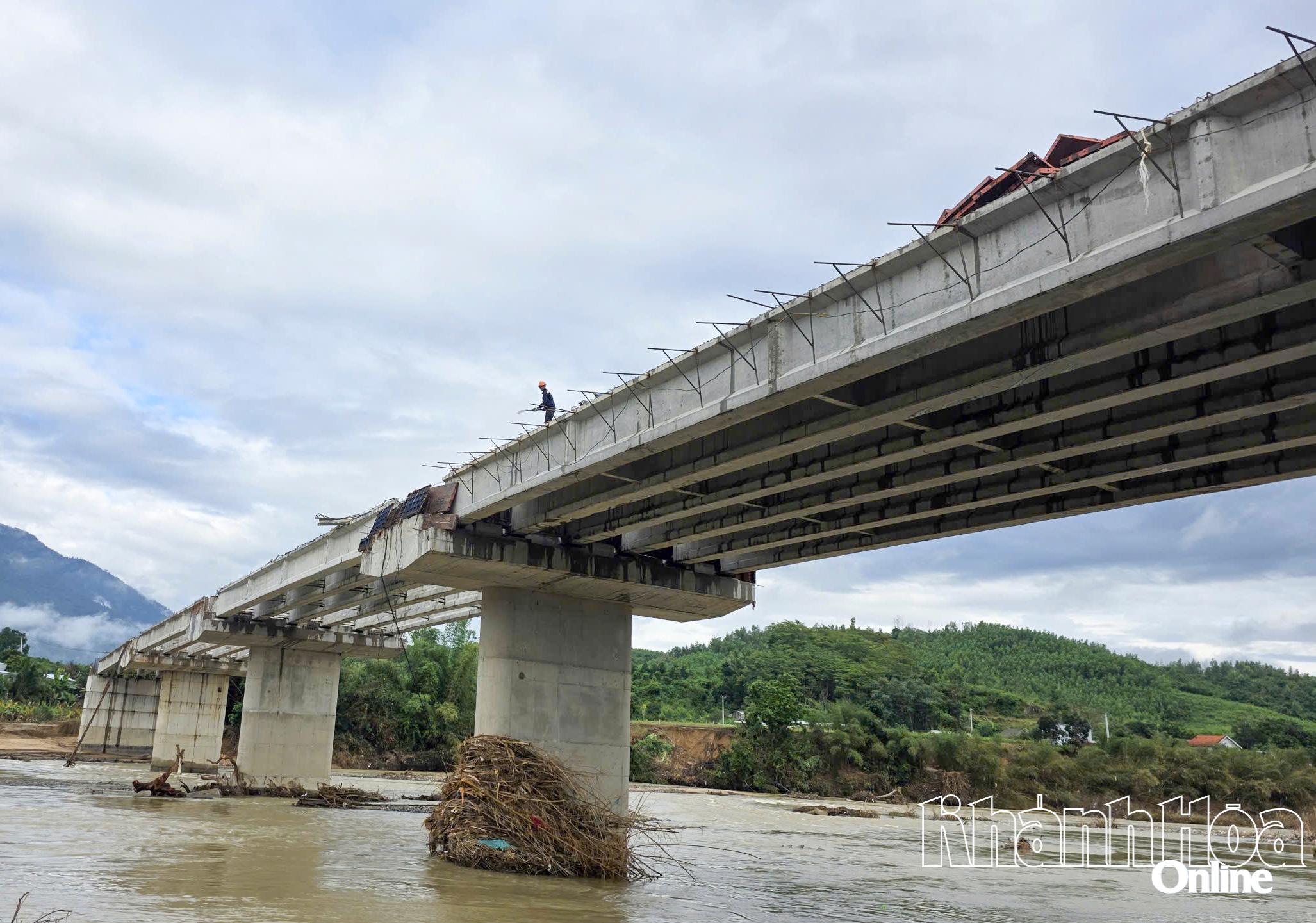 پل Thac Ngua در بخش Khanh Vinh عملیات نصب تیرآهن را به پایان رسانده و در حال تکمیل عرشه پل است.