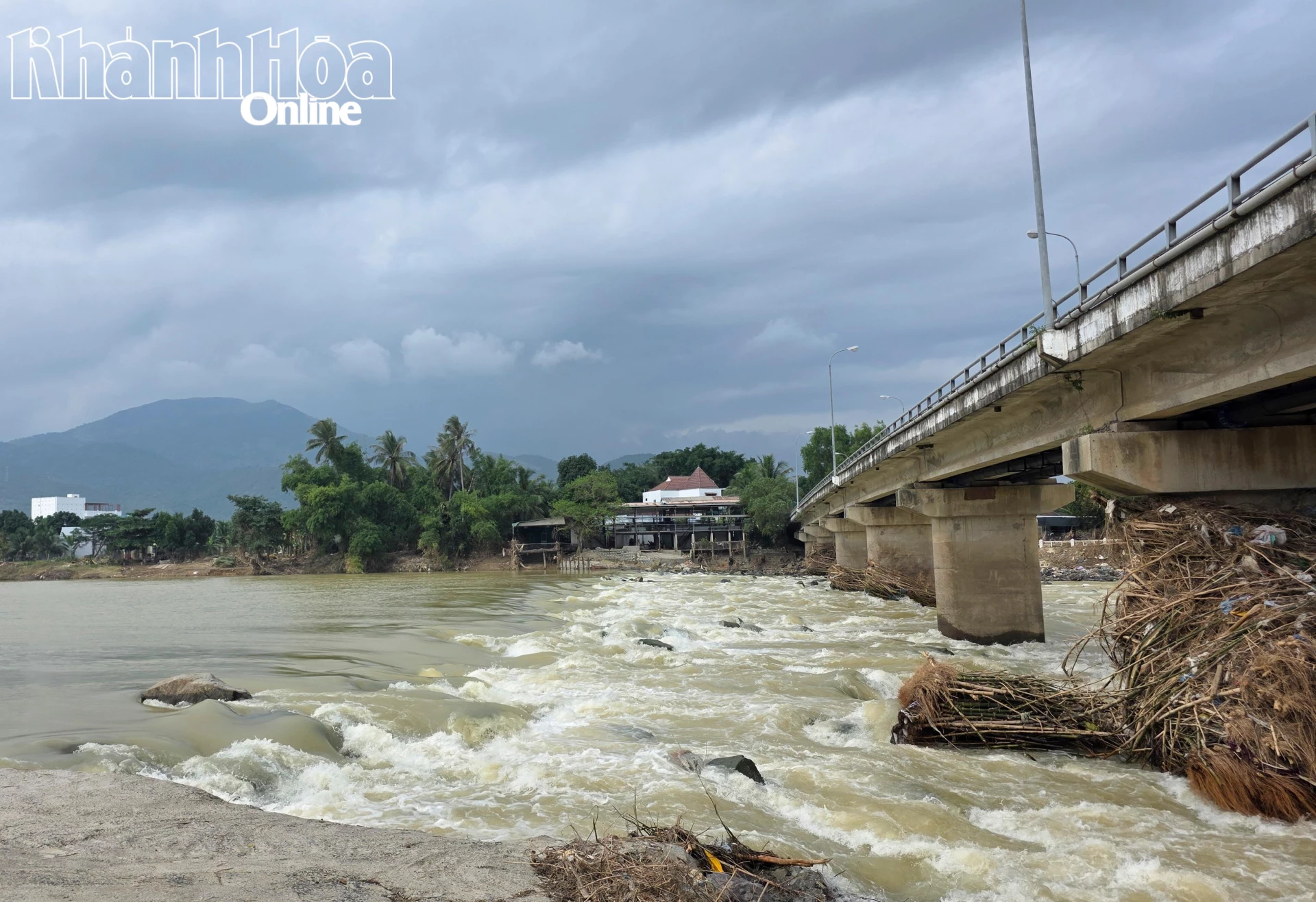 Đập ngăn mặn tạm Xuân Phong nằm song song với cầu Vĩnh Phương.