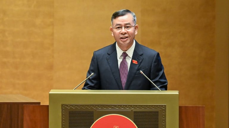 Auditorul general de stat Ngo Van Tuan prezintă raportul. (Foto: DUY LINH)