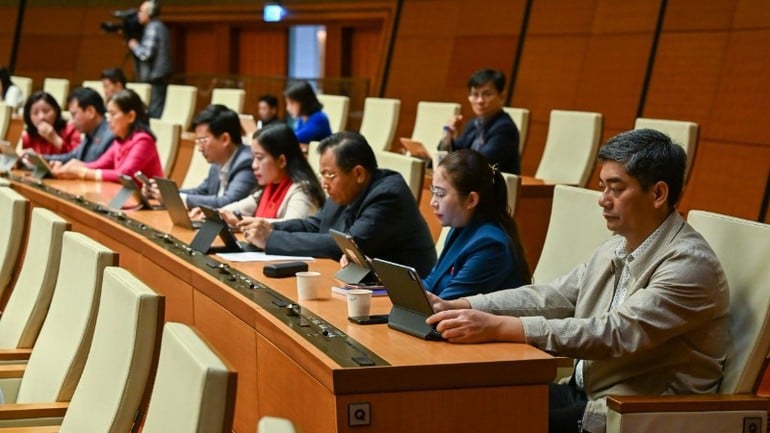 Delegații Adunării Naționale discută în sală. (Foto: DUY LINH)