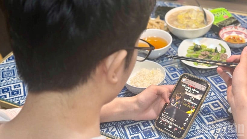 อันตรายที่เห็นได้ชัดที่สุดของการกินอาหารขณะใช้โทรศัพท์คือ 