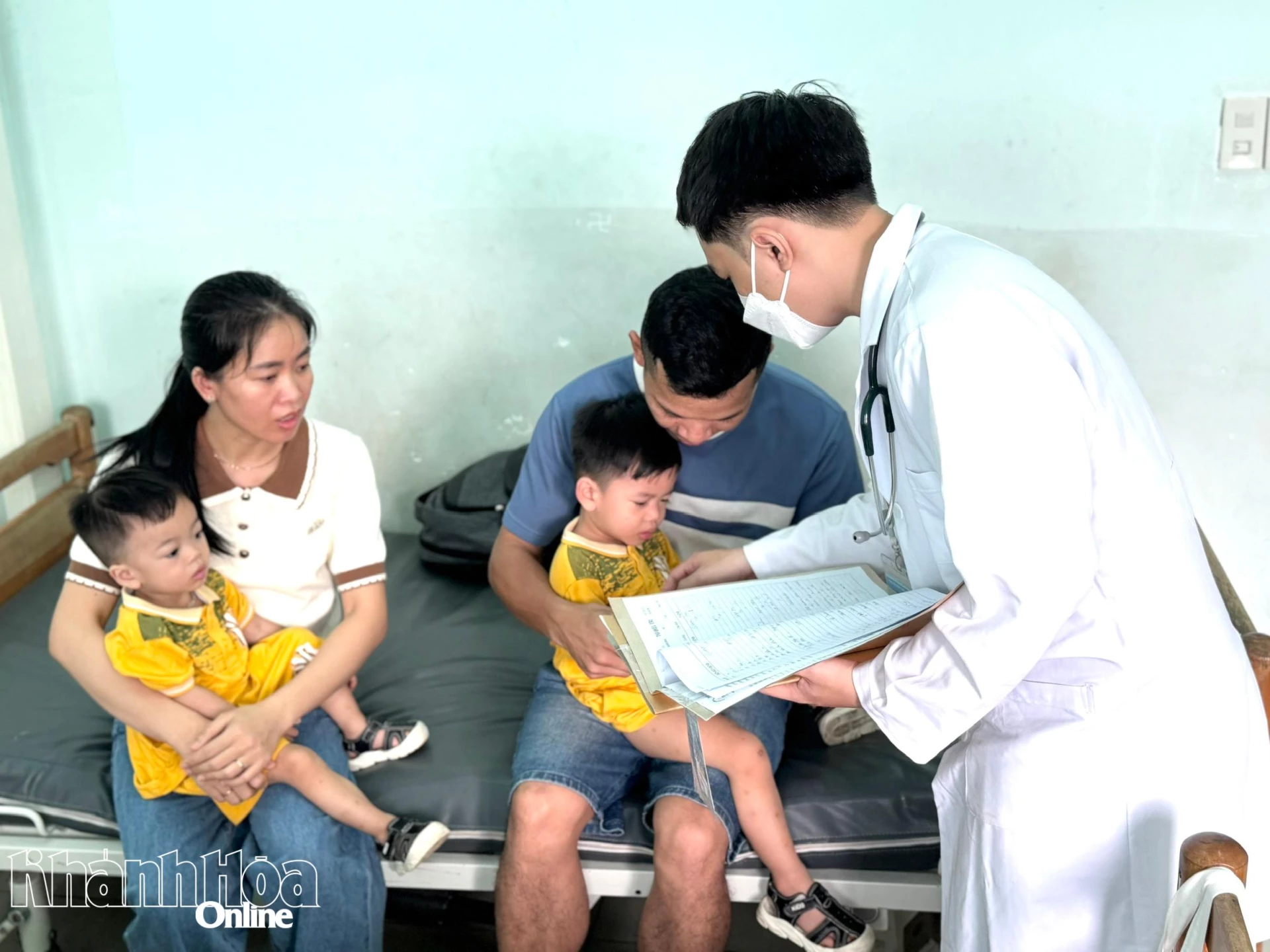 Ärzte des Provinzkrankenhauses für Tropenkrankheiten untersuchen Kinder nach der Überschwemmung.