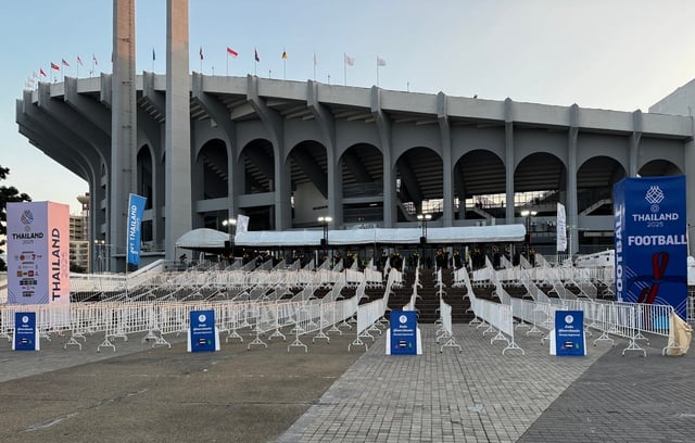ພາບທີ່ແປກປະຫຼາດ ທີ່ສະໜາມກິລາ ຣາຊະມົງກຸດ ວັນທີ່ U.23 ໄທ ລົງແຂ່ງຂັນຊີເກມ 33 - ພາບ 1. Cảnh tượng quá đỗi lạ lùng trên sân Rajamangala ngày U.23 Thái Lan xuất trận SEA Games 33- Ảnh 1.