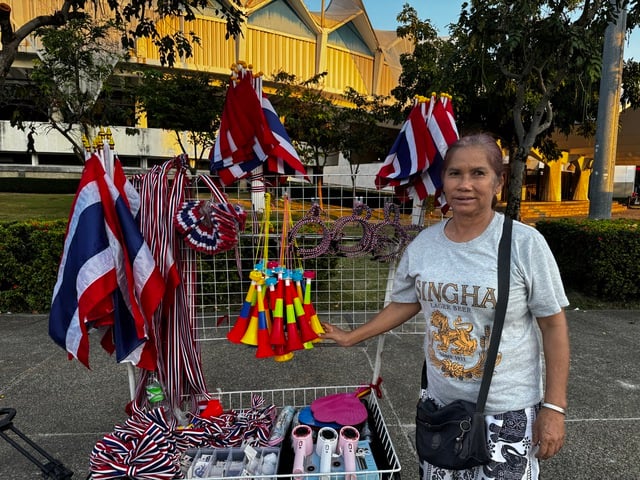 ພາບທີ່ແປກປະຫຼາດ ທີ່ສະໜາມກິລາ ຣາຊະມົງຄົນ ວັນ U.23 ໄທ ລົງແຂ່ງຂັນຊີເກມ 33 - ພາບ 3. Cảnh tượng quá đỗi lạ lùng trên sân Rajamangala ngày U.23 Thái Lan xuất trận SEA Games 33- Ảnh 3.