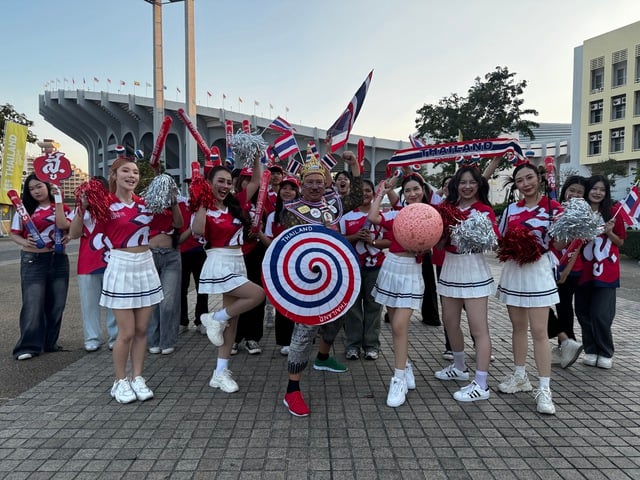 ພາບທີ່ແປກປະຫຼາດ ທີ່ສະໜາມກິລາ ຣາຊະມົງກຸດ ວັນທີ່ U.23 ໄທ ລົງແຂ່ງຂັນຊີເກມ 33 - ພາບ 4. Cảnh tượng quá đỗi lạ lùng trên sân Rajamangala ngày U.23 Thái Lan xuất trận SEA Games 33- Ảnh 4.