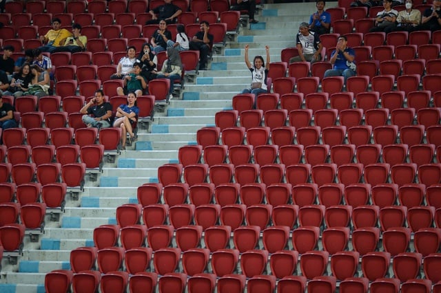 ພາບທີ່ແປກປະຫຼາດ ທີ່ສະໜາມກິລາ ຣາຊະມົງກຸດ ວັນທີ່ U.23 ໄທ ລົງແຂ່ງຂັນຊີເກມ 33 - ພາບ 7. Cảnh tượng quá đỗi lạ lùng trên sân Rajamangala ngày U.23 Thái Lan xuất trận SEA Games 33- Ảnh 7.