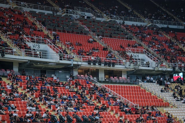 ພາບທີ່ແປກປະຫຼາດ ທີ່ສະໜາມກິລາ ຣາຊະມົງກຸດ ວັນທີ່ U.23 ໄທ ລົງແຂ່ງຂັນຊີເກມ 33 - ພາບ 8. Cảnh tượng quá đỗi lạ lùng trên sân Rajamangala ngày U.23 Thái Lan xuất trận SEA Games 33- Ảnh 8.