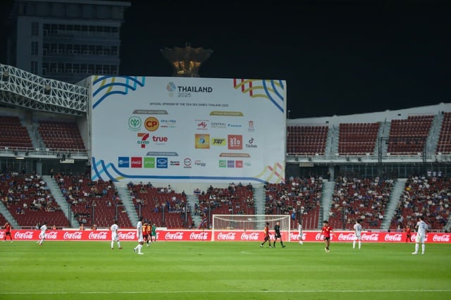 ພາບທີ່ແປກປະຫຼາດ ທີ່ສະໜາມກິລາ ຣາຊະມົງກຸດ ວັນທີ່ U.23 ໄທ ລົງແຂ່ງຂັນຊີເກມ 33 - ພາບ 9. Cảnh tượng quá đỗi lạ lùng trên sân Rajamangala ngày U.23 Thái Lan xuất trận SEA Games 33- Ảnh 9.