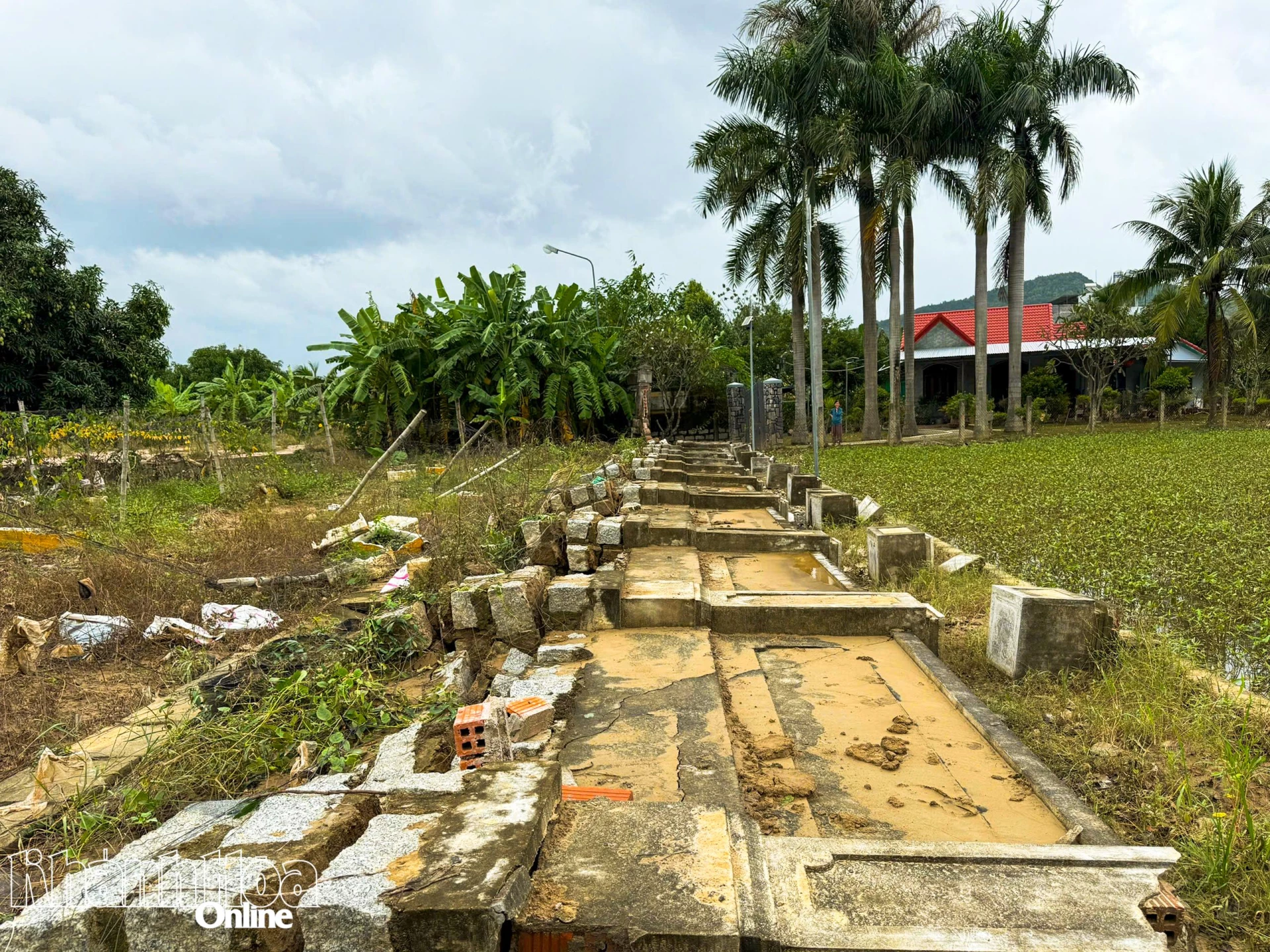 انهار جزء من جدار معبد ديان خانه الأدبي، أحد الآثار الوطنية، بعد الفيضان الأخير.