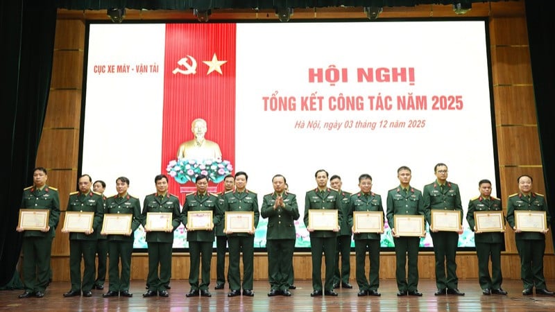 Het uitreiken van certificaten van verdienste door de Minister van Nationale Defensie aan collectieven en individuen van het Ministerie van Motoren en Transport die in 2025 op alle vlakken uitzonderlijke prestaties hebben geleverd.