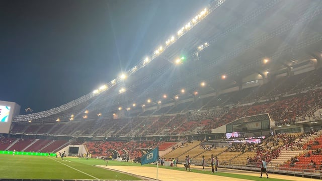 Sân Rajamangala hỏng đèn, U.23 Thái Lan phải đấu rất thiếu sáng: Chuyện gì đang xảy ra ở SEA Games vậy?- Ảnh 1.