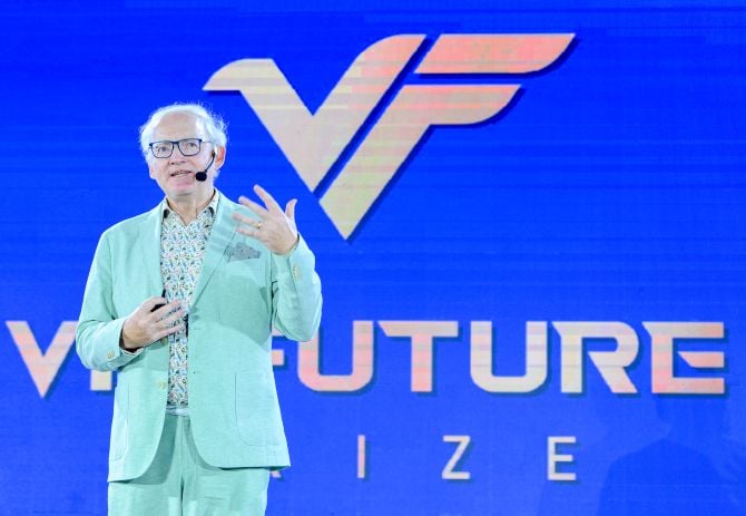 Giáo sư Toby Walsh đang diễn thuyết tại tọa đàm AI vì nhân loại - Đạo đức và an toàn AI trong kỷ nguyên mới - một hoạt động trong tuần lễ khoa học và công nghệ VinFuture 2025.