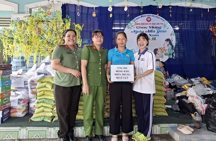 Ženy z obce Long Phu obdržely 6 tun nezbytných věcí na podporu lidí v oblastech postižených povodněmi.