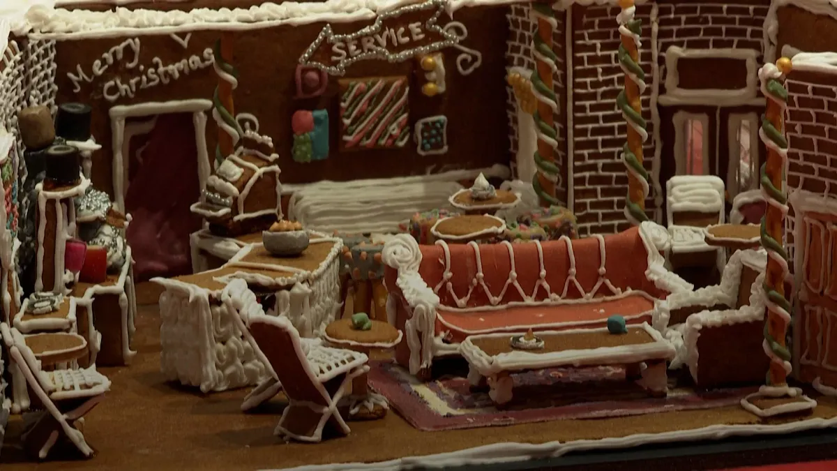 Thú vị cuộc thi nhà bánh gừng Giáng sinh- Ảnh 1.