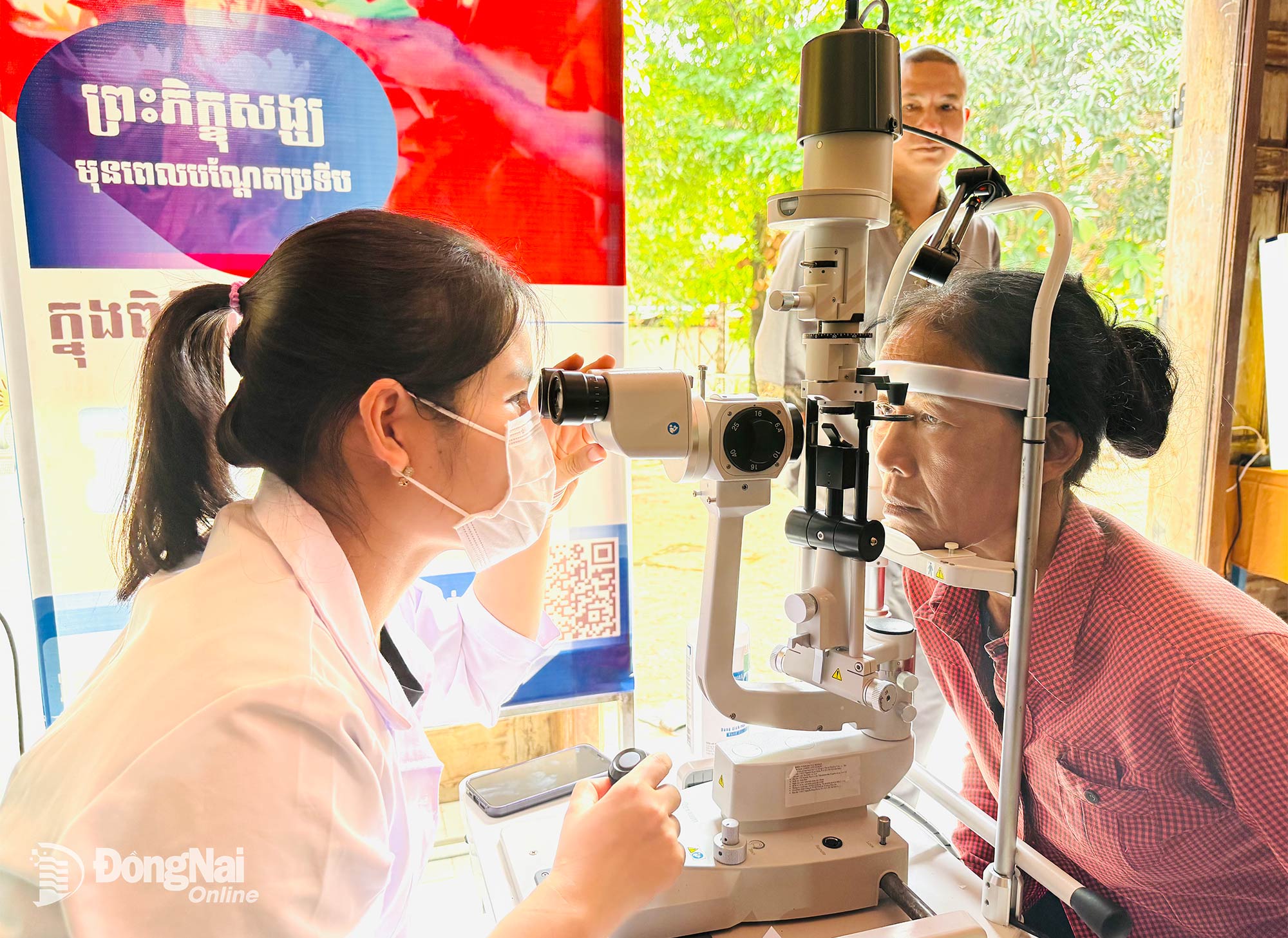 ປະຊາຊົນ​ທີ່​ປະສົບ​ກັບ​ຄວາມ​ຫຍຸ້ງຍາກ​ຢູ່​ຕາ​ແສງ Loc Hung, ​ແຂວງ ດົ່ງ​ນາຍ ​ໄດ້​ຮັບ​ການກວດ​ຕາ​ໂດຍ​ບໍ່​ເສຍ​ຄ່າ​ຈາກ​ທ່ານ​ໝໍ​ຢູ່​ໂຮງໝໍ​ຕາ ຮ່າ​ໂນ້ຍ - ດົງ​ນາຍ. ພາບ: ຮວ່າງຢຸງ   