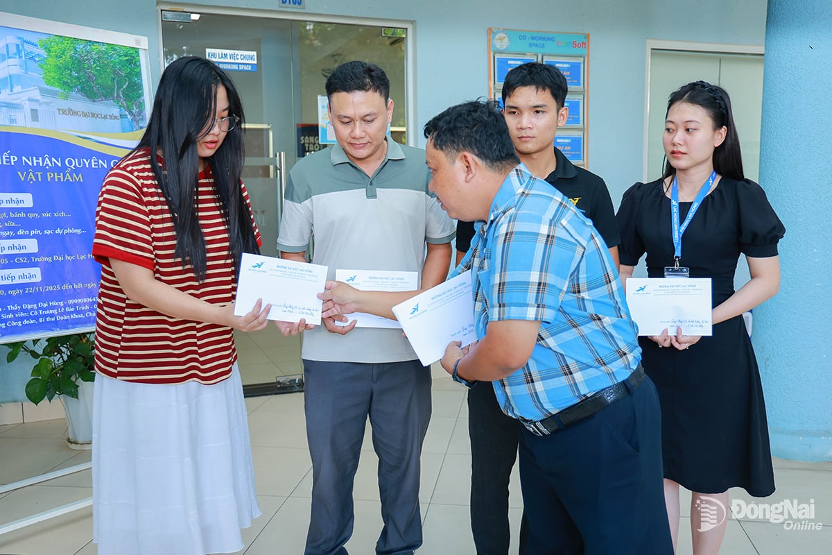 Dang Dai Hung, presidente del Sindicato de la Universidad Lac Hong, ofrece apoyo a estudiantes en zonas afectadas por desastres naturales e inundaciones. Foto: Cong Nghia