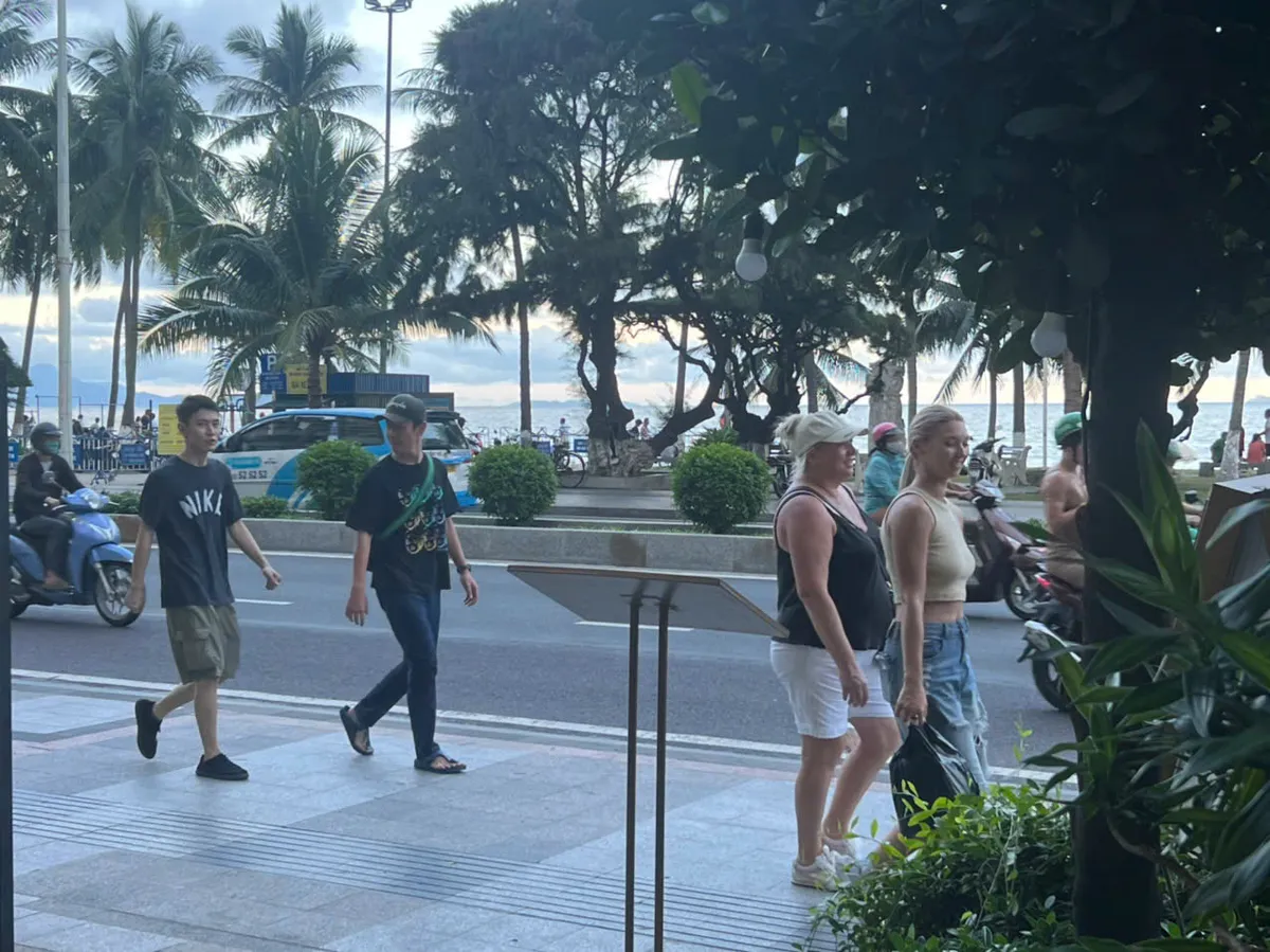 Vượt thách thức thiên tai, du lịch Khánh Hòa tăng tốc trở lại- Ảnh 1.