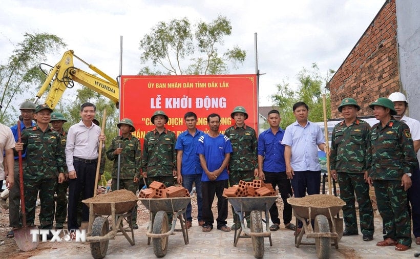 Przywódcy prowincji Dak Lak i mieszkańcy gminy Tuy An Bac przeprowadzają ceremonię wmurowania kamienia węgielnego pod budowę domów. (Zdjęcie: Tuong Quan/VNA)