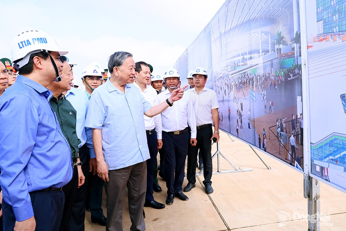 2025년 11월 13일, 토람 사무총장과 중앙 실무 대표단이 롱탄 국제공항 프로젝트의 진행 상황을 점검했습니다.