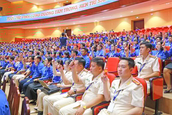 Đại biểu biểu quyết bầu Đoàn Chủ tịch đại hội. Ảnh: NGUYỄN THỊNH

