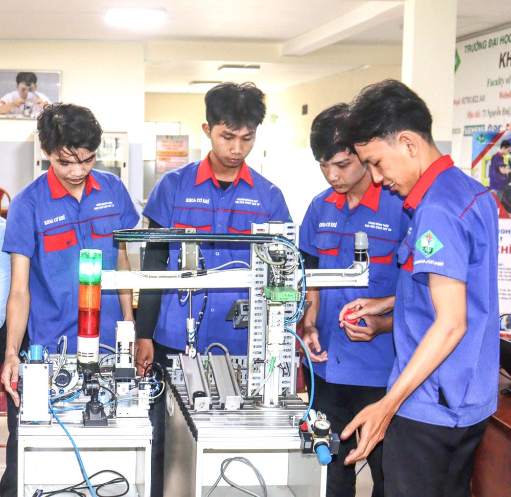 Đoàn viên phấn đấu trong học tập, nghiên cứu khoa học.

