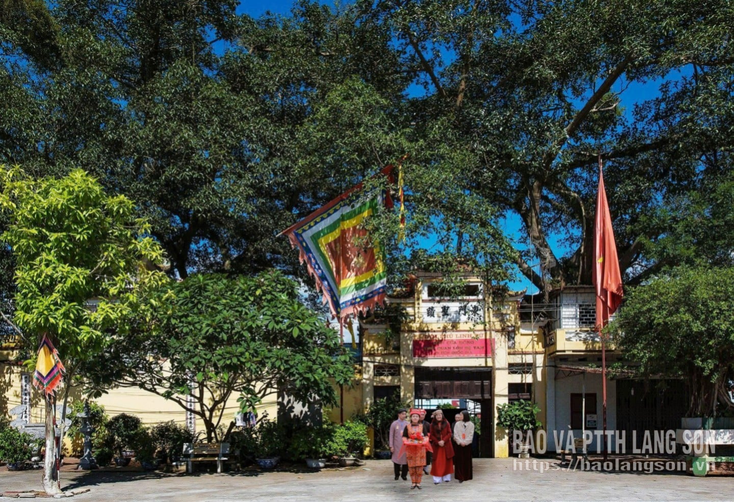 Oamenii și turiștii vizitează și se închină la Templul Cua Dong, districtul Luong Van Tri (Foto: La Mai)